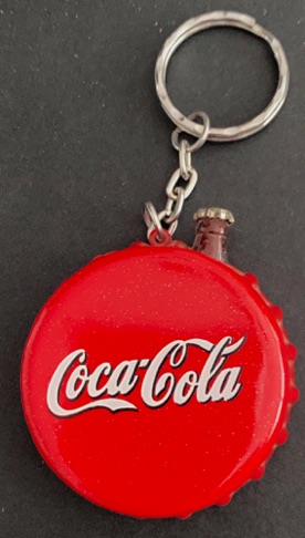 93294-3 € 3,50 coca cola sleutelhanger en aansteker in vorm van dop.jpeg